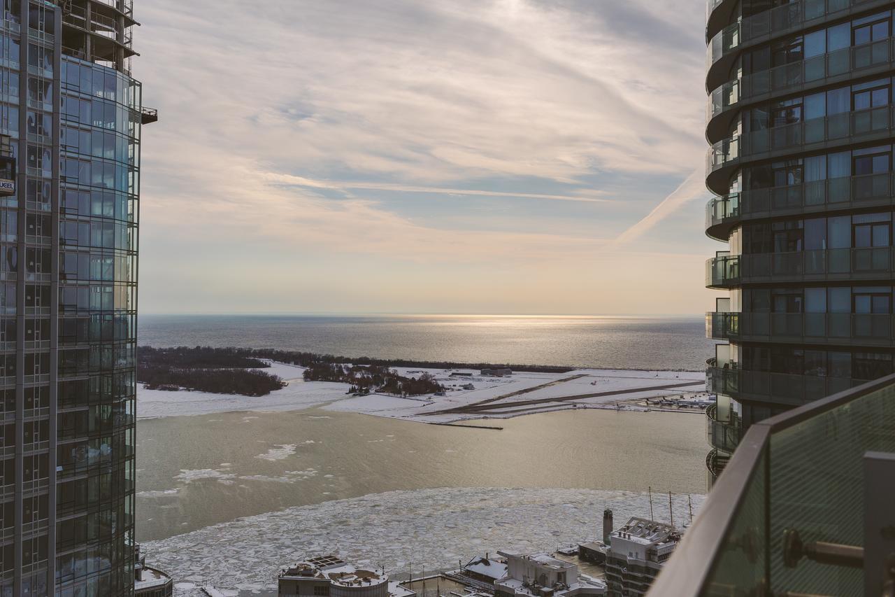 Upscale 3-Bedroom With Gorgeous Lake View トロント エクステリア 写真